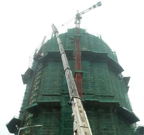 长武吊车在工地上作业